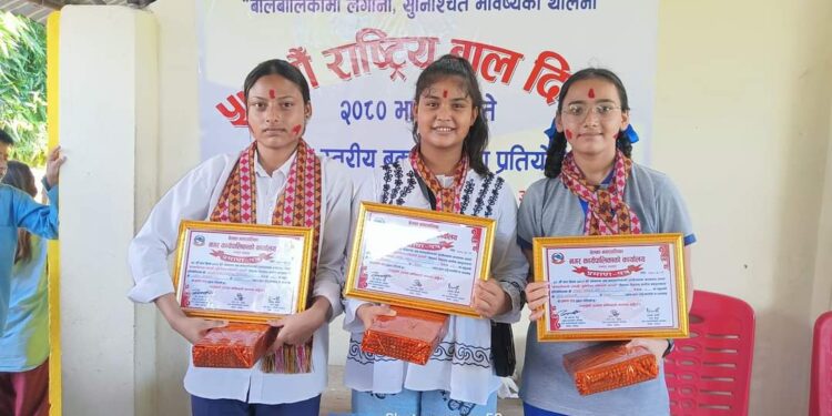 अन्तर बिद्यालय स्तरीय वक्तृत्वकला प्रतियोगितामा रामपुर पब्लिक एकेडेमी कि पुष्पा अधिकारी प्रथम।