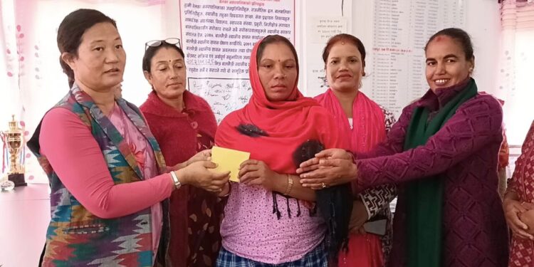 बेलका नगरपालिकामा लैंङ्गिक हिंसा प्रभावित ११ जनालाई जिविकोपार्जनको लागि रकम हस्तान्तरण।