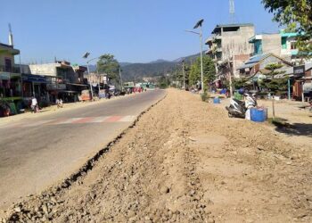 रामपुर बजारको पिच बाटो बढाउदै, मुख्य रोडको खाल्डाखुल्डी पनि पुरिने।