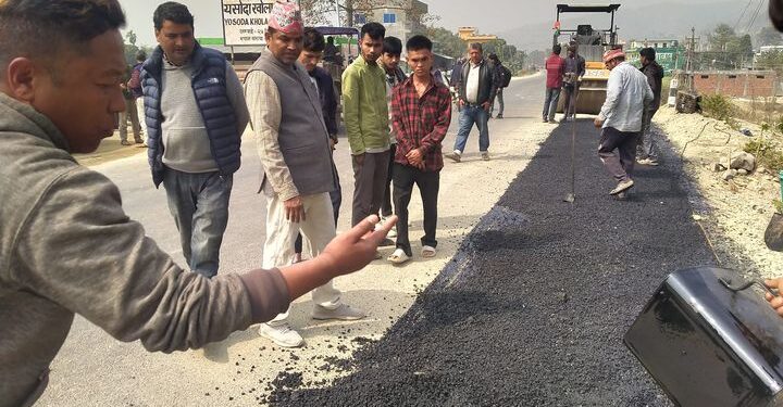 रामपुर बजारको दायाँबायाँको भाग पिच हुँदै।