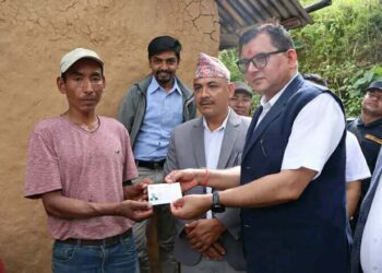 प्रकाशलाई घरमै आएर प्रदान गरियो नागरिकता