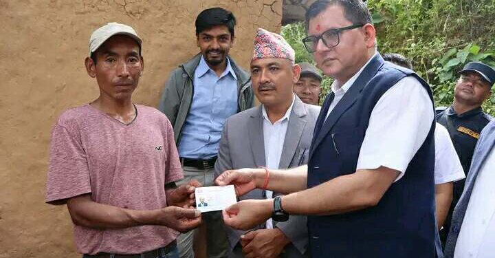 प्रकाशलाई घरमै आएर प्रदान गरियो नागरिकता
