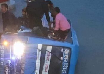 कोशी ब्यारेजमा बस खस्यो, सबैको उद्दार।