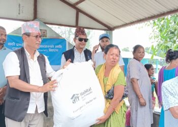बेलका नगरपालिकाको वडा हरुमा बाढी प्रभावित घर परिवारलाई राहत सामग्री बितरण ।