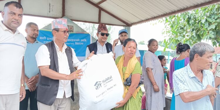 बेलका नगरपालिकाको वडा हरुमा बाढी प्रभावित घर परिवारलाई राहत सामग्री बितरण ।