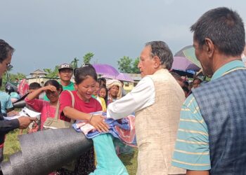 डा. नारायण खड्का द्वारा बेलका नगरपालिकामा बाढी पिडीत लाई राहत सामग्री बितरण ।