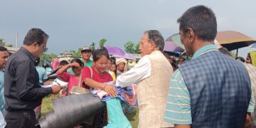डा. नारायण खड्का द्वारा बेलका नगरपालिकामा बाढी पिडीत लाई राहत सामग्री बितरण ।