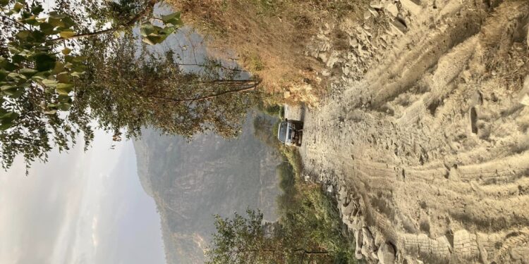 धरान,बेलका हुदै भोजपुर जोड्ने बाटोमा यातायात अवरुद्द हुंदा दैनिक सयौं यात्रु लाई सास्ती