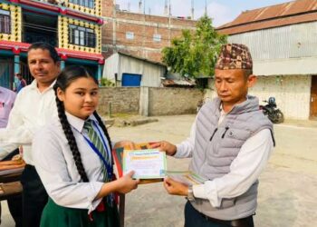 रामपुर पब्लिक एकेडमीमा अध्ययनरत आयुषा भइन् ८ कक्षाको परिक्षामा नगरपालिका टपर