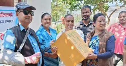 बेलका नगरपालिकामा सुधारिएको फलामे चुलो वितरण शुरु