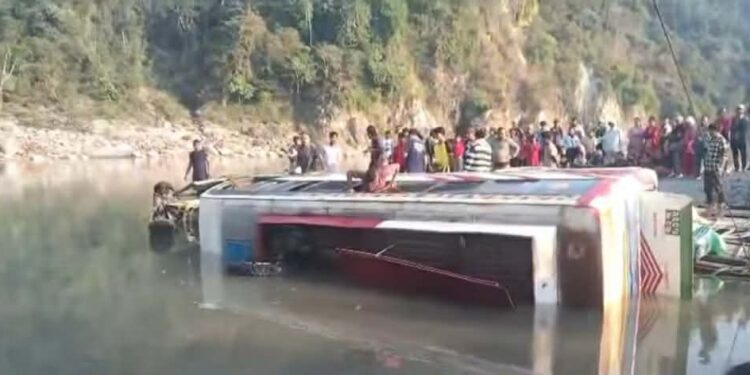 फेरीबाट तार्ने क्रममा दुधकोशी नदीमा बस खस्दा सवारी साधनमा क्षति